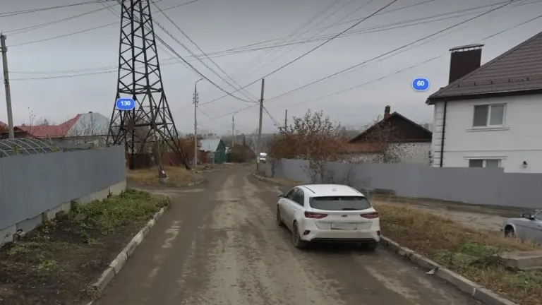 В Саратове мужчина провалился в яму и попал в больницу