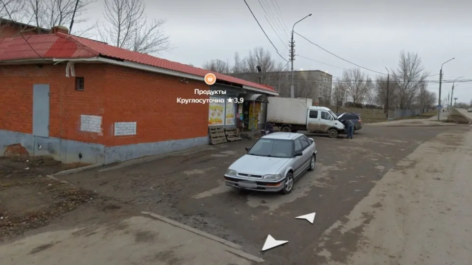 В Саратове три расчёта тушили склад при магазине