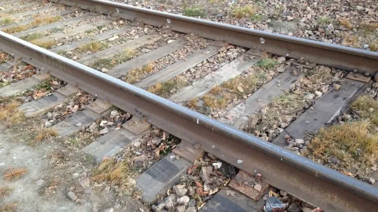 В Энгельсском районе монтёр пути получил тяжёлые травмы
