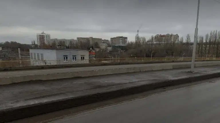 В Саратове мужчина упал с моста на Технической и попал в больницу