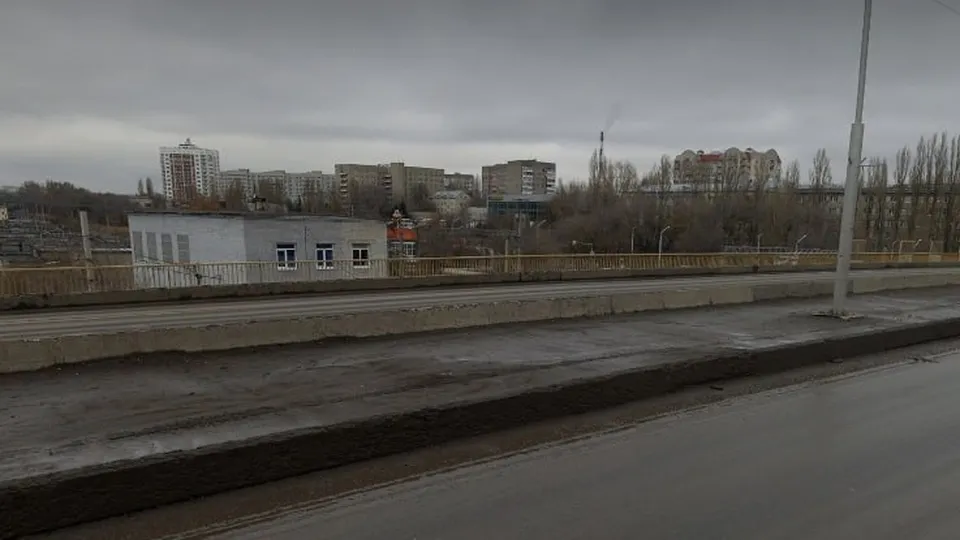 В Саратове мужчина упал с моста на Технической и попал в больницу