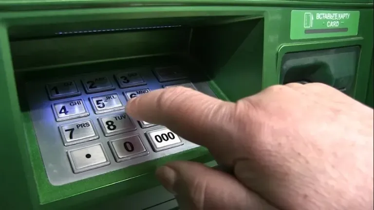 Жительница Энгельса перевела мошенникам 1,85 млн рублей