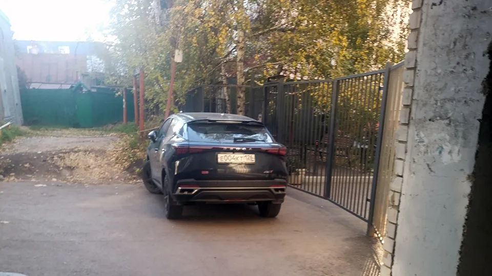 Жители дома на Рахова жалуются на блокирующие выезд машины