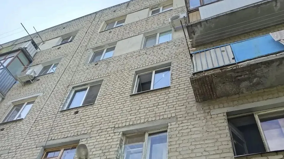В Саратове мужчина выжил, выпав из окна на Чемодурова