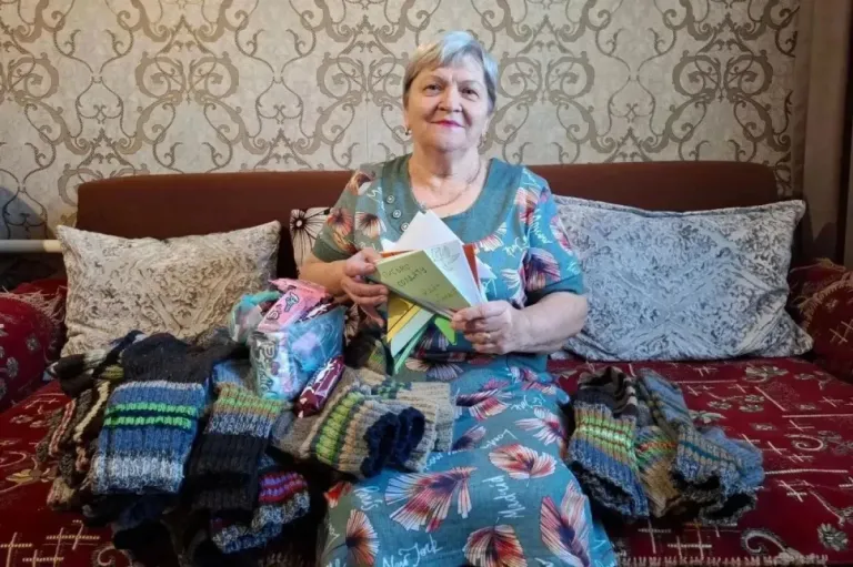 Жительница Аткарского района передала защитникам 24 пары носков
