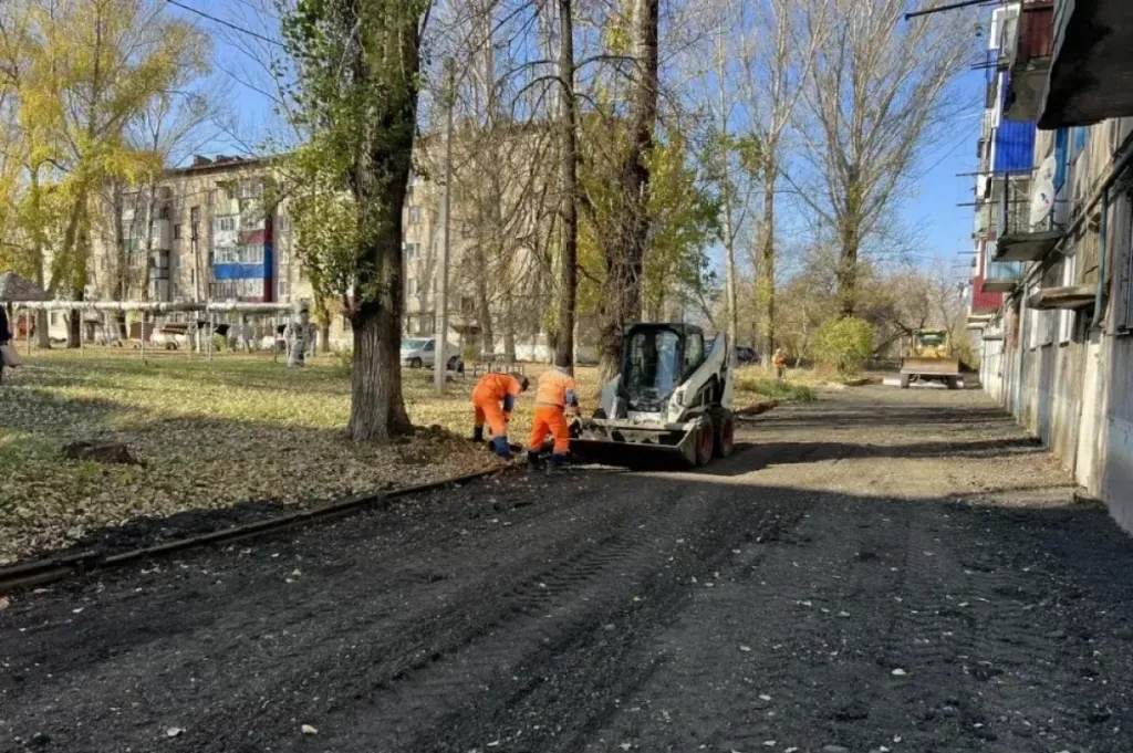 В Ртищеве у Дома культуры делают отмостку и отвели воду от подъездов