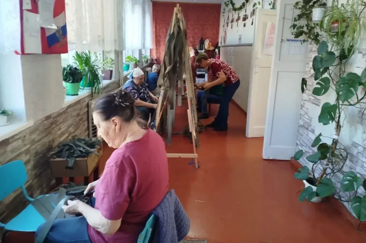 В Аткарском районе волонтёры плетут сети и шьют одежду для бойцов