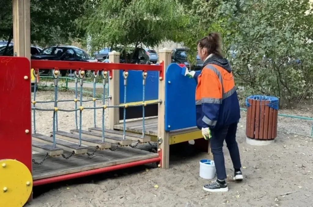 В Заводском районе Саратова благоустроили дворы и детскую площадку
