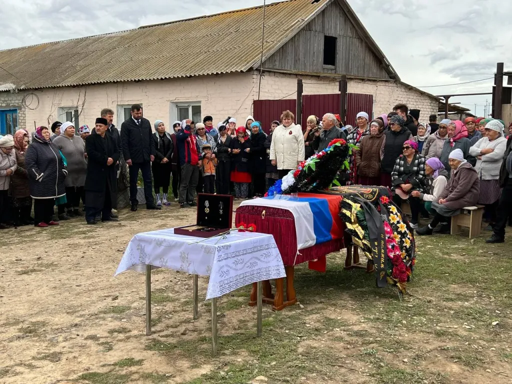 В Саратовской области прощаются с тремя погибшими на СВО бойцами
